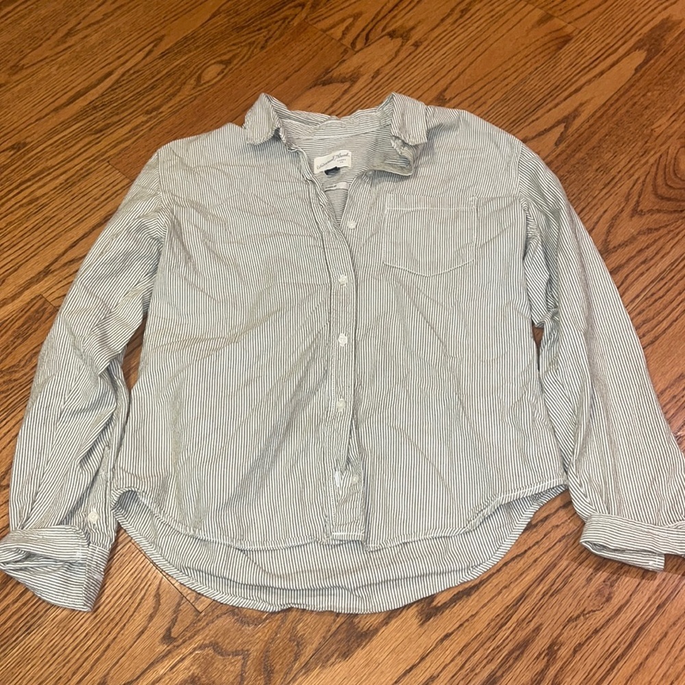 Universal Thread Woman’s Striped Classic Fit Button Down Size S